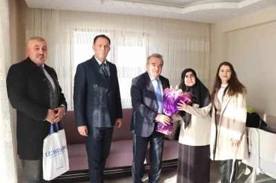 Bilecik&rsquo;te evde eğitim &ouml;ğrencisine karne sevinci
