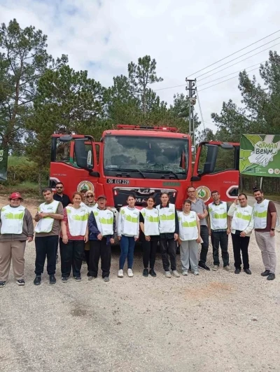 Bilecik&rsquo;te gen&ccedil;ler ormanda &ccedil;&ouml;p toplayarak doğaya nefes oldu
