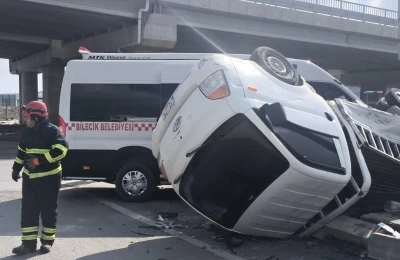 Bilecik&rsquo;te halk minib&uuml;s&uuml; ile kırmızı ışık ihlali yapan kamyonet &ccedil;arpıştı, 8&rsquo;i hafif 9 yaralı
