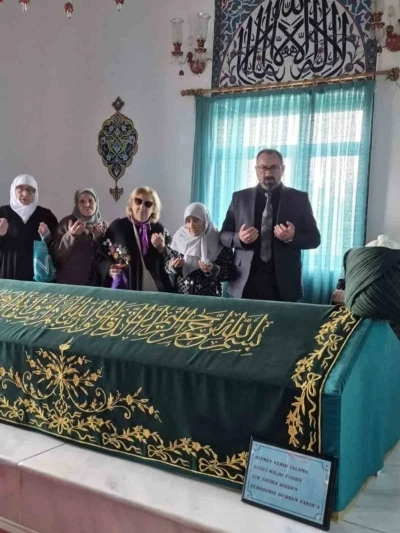Bilecik&rsquo;te huzurevi sakinlerinden t&uuml;rbe ziyareti
