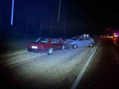 Bilecik&rsquo;te iki otomobil &ccedil;arpıştı: 3 yaralı
