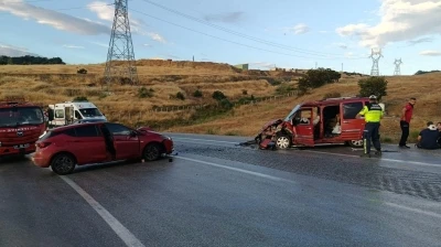 Bilecik&rsquo;te iki otomobil kafa kafaya &ccedil;arpıştı: 4 yaralı
