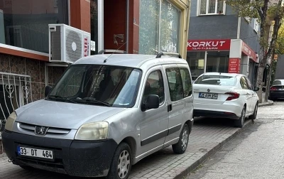 Bilecik’te kaldırımdaki araçlar yayaları çileden çıkarıyor
