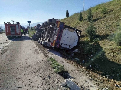 Bilecik&rsquo;te kontrolden &ccedil;ıkan tır devrildi; s&uuml;r&uuml;c&uuml;s&uuml; yaralandı
