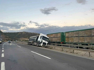 Bilecik’te kontrolden çıkan tır orta refüje çarparken, sürücüsü yaralandı
