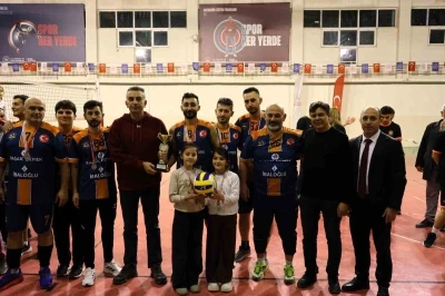 Bilecik&rsquo;te Kurumlar Arası Bahar Voleybol Turnuvası nefes kesen finale sahne oldu
