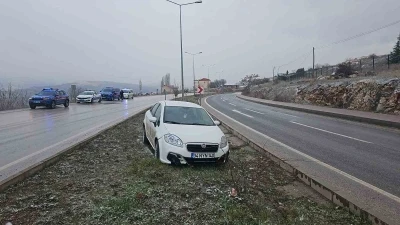 Bilecik&rsquo;te lastiği patlayan otomobil orta ref&uuml;je girdi: 1 yaralı
