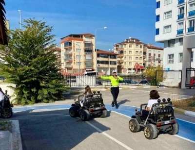 Bilecik’te miniklere trafikte güvenli adımlar eğitimi
