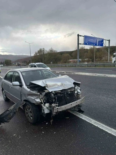 Bilecik’te otomobil beton bariyerlere çarptı: 2 yaralı
