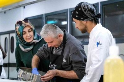 Bilecik&rsquo;te &ouml;zel ihtiya&ccedil;lı bireyler pasta ve tatlı yaptı
