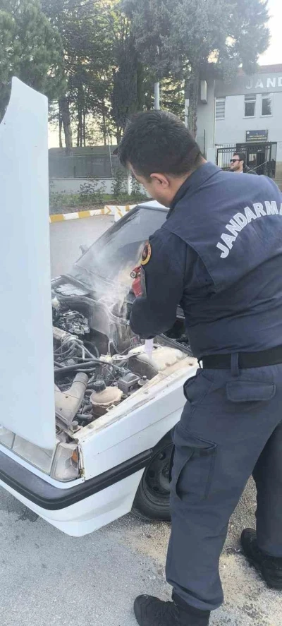 Bilecik&rsquo;te park halindeki ara&ccedil; bir anda alev aldı
