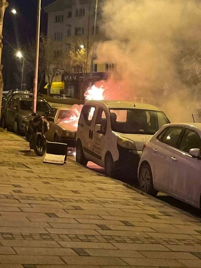 Bilecik&rsquo;te park halindeki otomobil alev alev yandı
