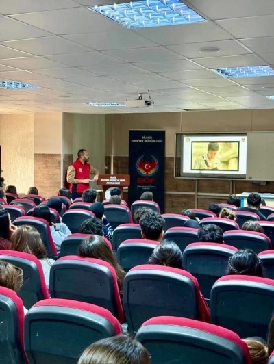 Bilecik&rsquo;te "Gen&ccedil;lik Ve G&uuml;venli Gelecek Projesi" kapsamında &ouml;ğrencilere bilgilendirme

