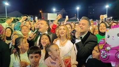Bilecik&rsquo;te Rumeli r&uuml;zgarı eserken, Orhan & Kemal kardeşler binlerce kadını coşturdu
