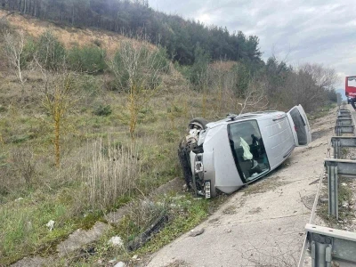 Bilecik&rsquo;te şarampole u&ccedil;an ara&ccedil;taki 2 kişi yaralandı
