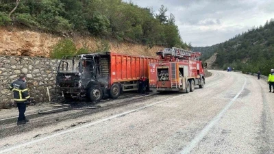 Bilecik&rsquo;te seyir halindeki kamyon alev aldı
