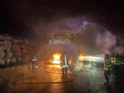 Bilecik&rsquo;te seyir halindeki tır bir anda alev aldı
