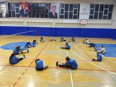 Bilecik&rsquo;te spor okullarında voleybol antrenmanları s&uuml;r&uuml;yor
