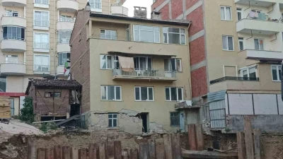 Bilecik&rsquo;te temel kazısı yapılan sokağın yanındaki 3 katlı bina tahliye edildi
