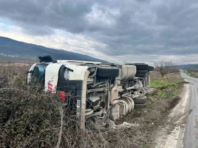 Bilecik&rsquo;te tır şarampole devrildi
