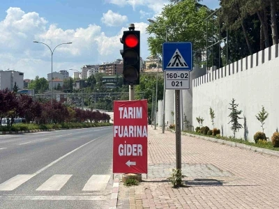 Bilecik&rsquo;te trafik ışıklarına asılan reklamlar tepkilere neden oldu
