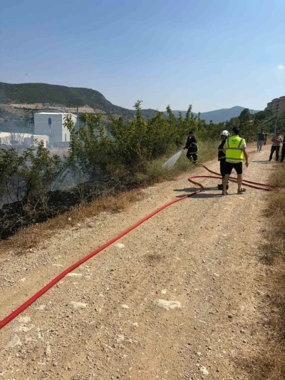 Bilecik&rsquo;te YHT hattı yakınında &ccedil;ıkan otluk yangını anında s&ouml;nd&uuml;r&uuml;ld&uuml;
