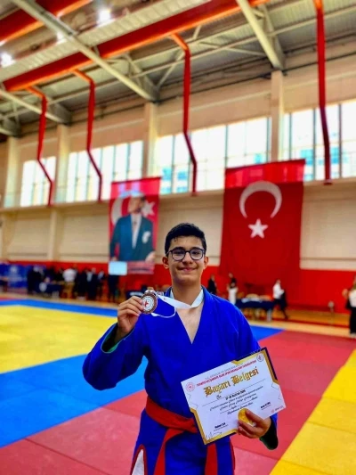 Bilecikli sporcu T&uuml;rkiye &uuml;&ccedil;&uuml;nc&uuml;s&uuml; oldu
