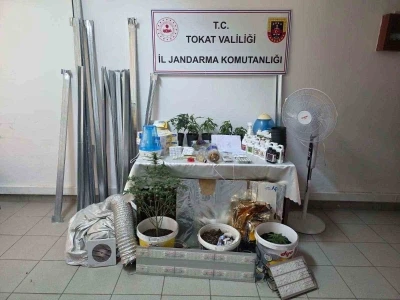 Bilgi notuyla apartman dairesinde uyuşturucu serası kurdular, jandarmadan ka&ccedil;amadılar

