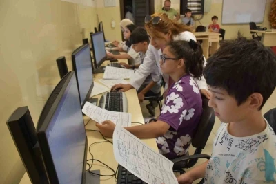 Bilgisayar kurslarıyla hem çocuklara hem yetişkinlere destek
