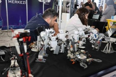 Bilişim Fuarı stantlarına 7’den 70’e yoğun ilgi
