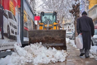 Bin 200 personel ve 400 ara&ccedil; sahada karla m&uuml;cadele yapıyor
