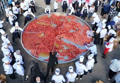 Bin 930 kiloluk dev sucuklu yumurta yaparak dünya rekoru kırdılar
