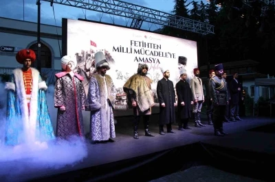 Bin yıllık kıyafetler defilede: "Fetihten Milli M&uuml;cadeleye Amasya"
