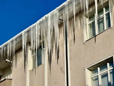 Bina &ccedil;atılarındaki dev buz sarkıtları tehlike sa&ccedil;ıyor
