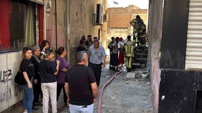 Bina girişindeki odunluk alev aldı
