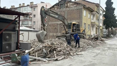 Bina yıkımı sırasında doğal gaz borusundan sızıntı meydana geldi
