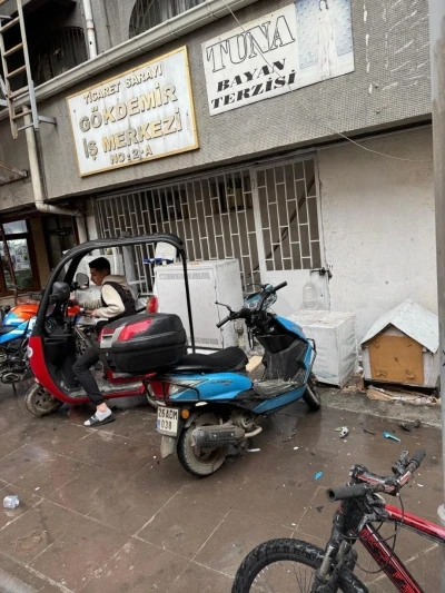 Binadan d&ouml;k&uuml;len par&ccedil;alar aşağıdaki motosikletlere zarar verdi
