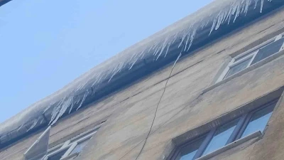 Binadan sarkan buzlar tehlike sa&ccedil;ıyor
