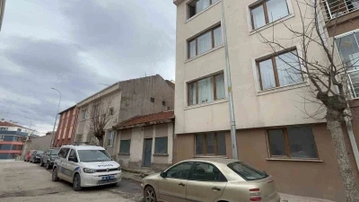 Binanın 3&rsquo;&uuml;nc&uuml; katındaki dairenin camından aşağı d&uuml;şen 12 yaşındaki &ccedil;ocuk ağır yaralandı

