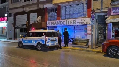Binanın camını kıran ş&uuml;pheliyi &ccedil;evre esnafı yakaladı

