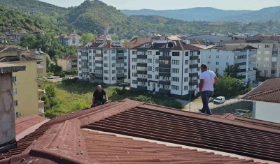 Binanın çatısına çıkan alkollü şahsı ikna etmek için 3 saat çabaladılar
