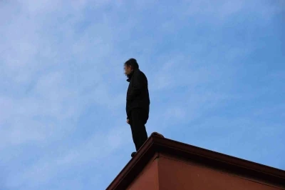 Binanın çatısında intihara kalkışan şahsı İl Emniyet Müdürü ikna etti

