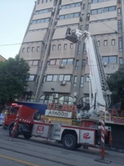 Binanın dış cephesindeki beton par&ccedil;alar yayaların arasına d&uuml;şt&uuml;
