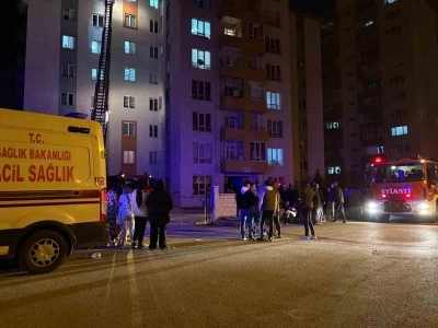 Binanın koridorunda yangın çıktı: Apartman sakinleri sokağa döküldü
