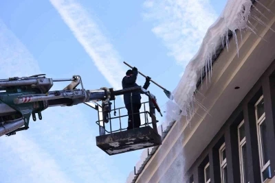 Bing&ouml;l&rsquo;de buz sarkıtları itfaiye ekiplerince temizlendi
