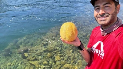 Bingöl’de doğa tutkunundan su altında meyve keyfi
