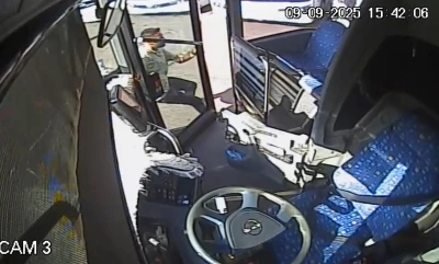 Bingöl’de el freni çekilmeyen otobüs geri kayarak park halindeki diğer otobüse çarptı
