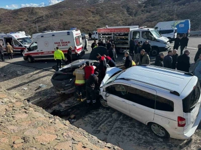 Bing&ouml;l&rsquo;de feci kaza: 2 &ouml;l&uuml;, 3 yaralı
