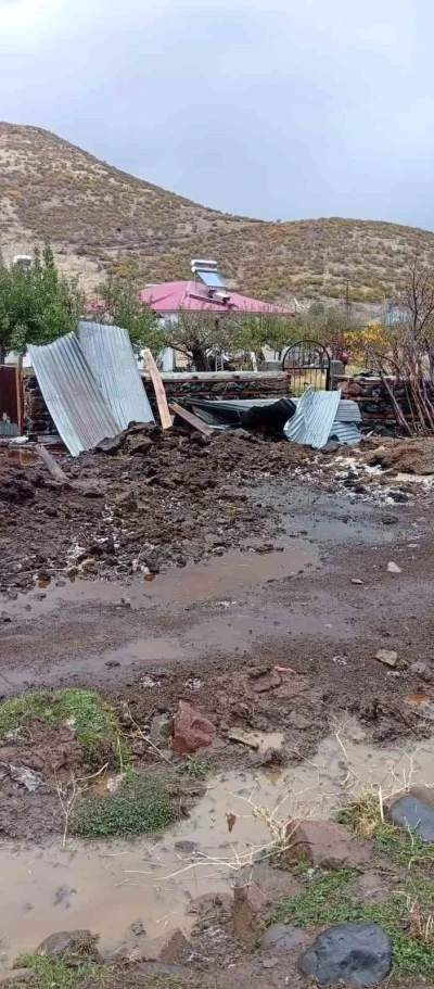 Bingöl’de fırtına çatıları uçurdu
