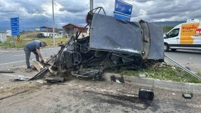 Bing&ouml;l&rsquo;de hayvan y&uuml;kl&uuml; kamyon otomobillere &ccedil;aptı: 1&rsquo;i ağır 2 yaralı

